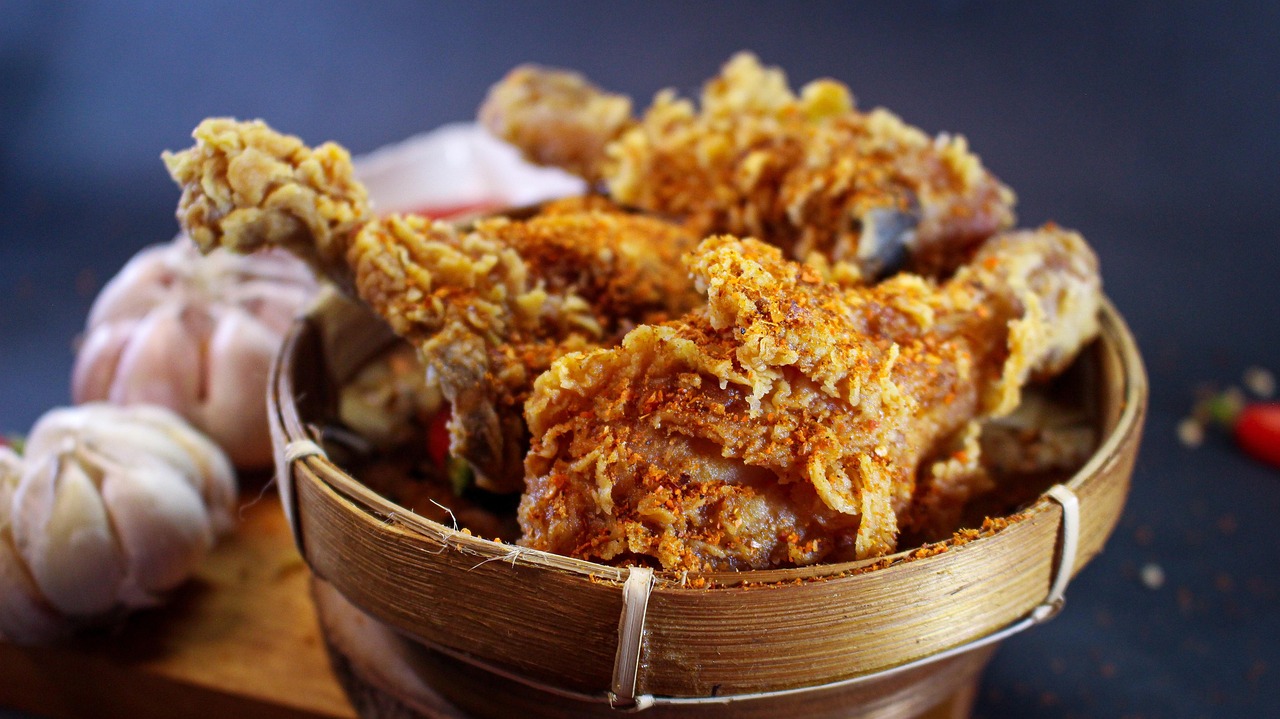 A basket of crispy fried chicken pieces.